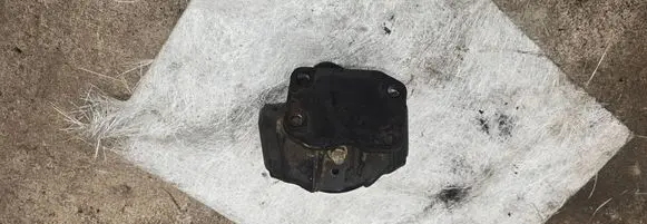 Engine mount bracket