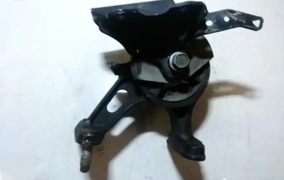 Toyota Avensis T270 Engine mount bracket 0r020