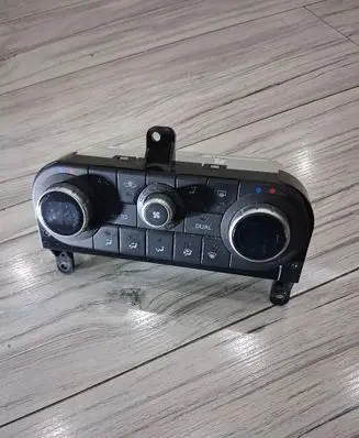 Nissan Qashqai Climate control unit 27500BR47A