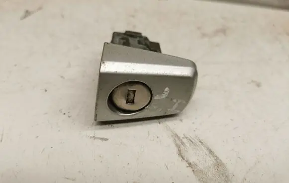 Opel Astra H Front door lock (next to the handle) 