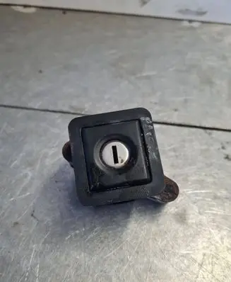 Volkswagen PASSAT B3 Tailgate exterior lock 357827571