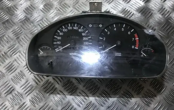 Mitsubishi Carisma Speedometer (instrument cluster) mr114265 dx40