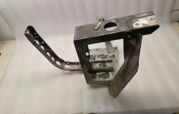 Audi A8 S8 D2 4D Fender mounting bracket 4D0821138AP