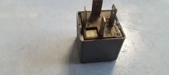 Volkswagen PASSAT B5.5 Other relay 8D0951253A