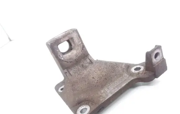 BMW 5 E39 Engine mounting bracket 6751226