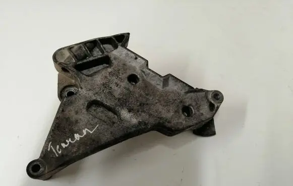 Volkswagen Touran I Engine mounting bracket 03G199207E