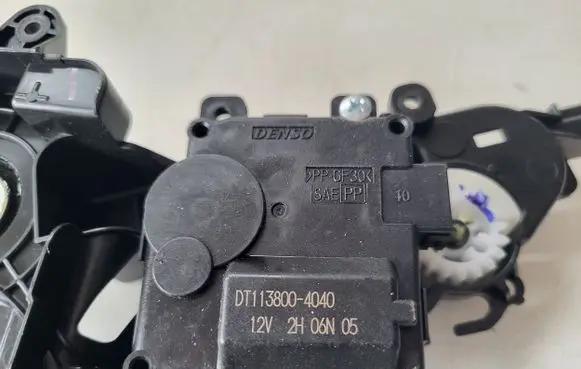 Toyota C-HR II A/C air flow flap actuator/motor 1138004040