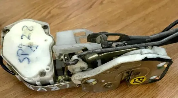 Honda CR-V Front door lock