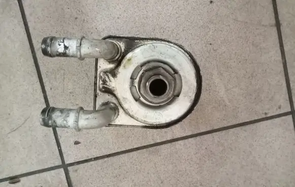 Renault Megane III Oil filter mounting bracket H4J700