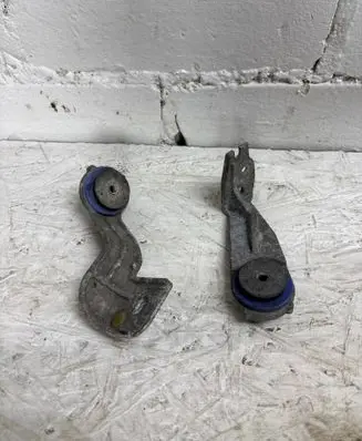 Peugeot 308 Radiator mount bracket 9803778880