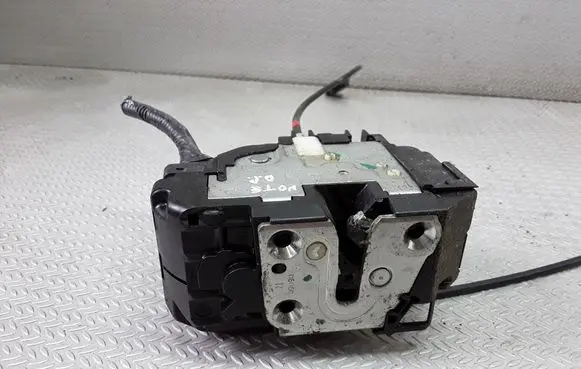 Nissan Note (E11) Front door lock