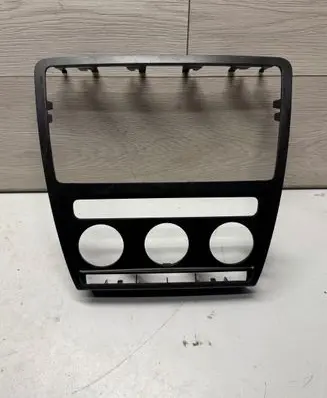 Skoda Octavia Mk2 (1Z) Radio/GPS head unit trim 1Z0858069A 00101