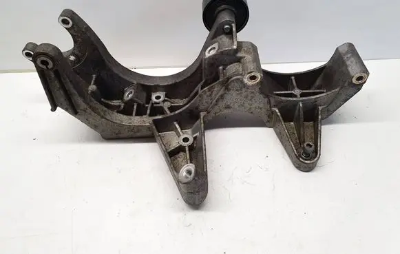 Volkswagen Touareg I Engine mounting bracket 022260087F