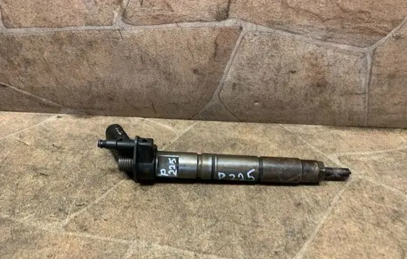 Mercedes-Benz E W212 Fuel injector A6420701387 070331