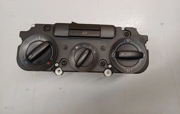 Volkswagen Golf V Climate control unit 5M0