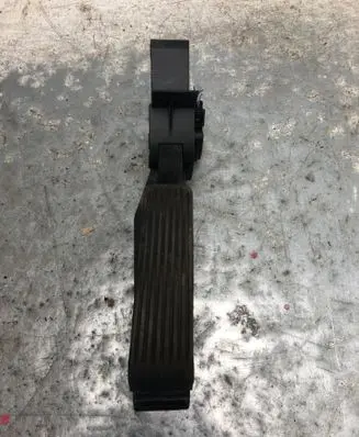 Mercedes-Benz C W203 Accelerator throttle pedal A2033000104BILI A2033000104