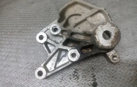 Peugeot 407 Engine mounting bracket 9645161180