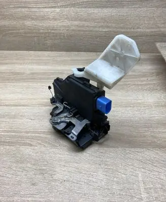 Volkswagen Golf V Rear door lock 7L0839016D