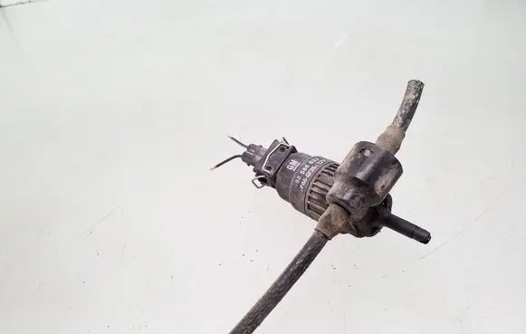 Opel Omega B2 Windscreen/windshield washer pump 090586632