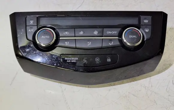 Nissan Qashqai Climate control unit 275004EA1A 20131227 T907771D