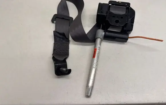Volvo V70 Middle seatbelt (rear) 9478176