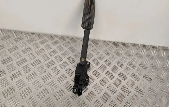 Volvo V70 Accelerator throttle pedal 30715175