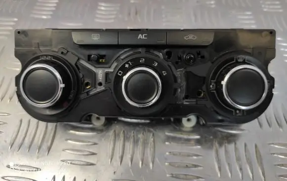 Skoda Octavia Mk2 (1Z) Climate control unit 3T0820047M K0065HB00975230