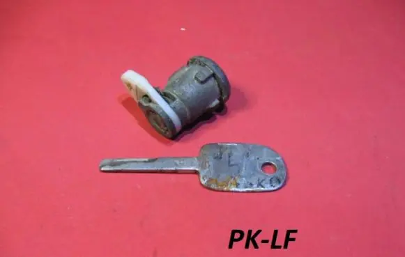 Opel Kadett E Front door lock (next to the handle) GM341