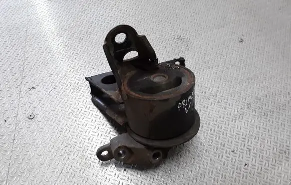 Nissan Primera Engine mount bracket