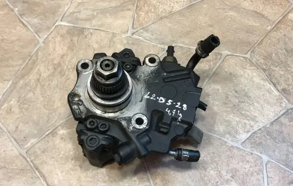 Mercedes-Benz E W212 Fuel injection high pressure pump A6510700701