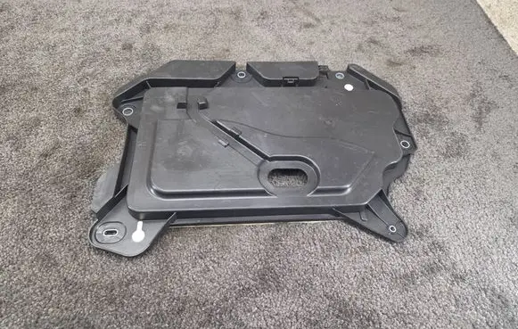 Renault Captur II Air filter box cover 244974602R