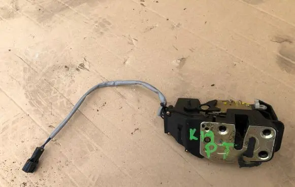 KIA Carens I Rear door lock