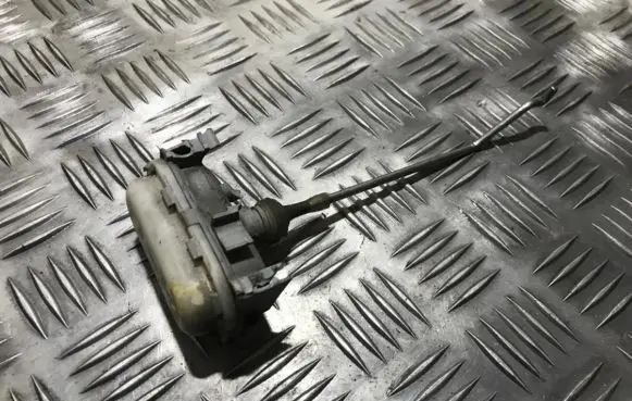 Volkswagen Golf III Central locking vacuum pump 1h9862159d