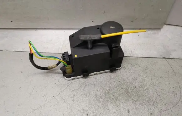 Mercedes-Benz E W124 Central locking vacuum pump 0132006309 0008000948