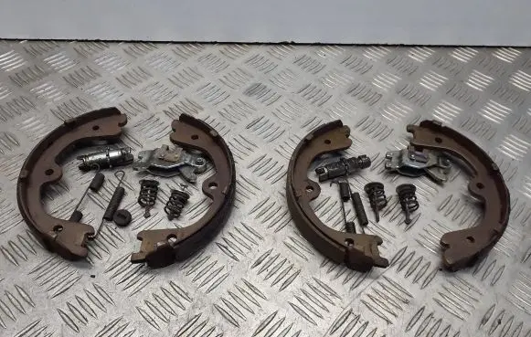 Infiniti Q70 Y51 Handbrake/parking brake pads 