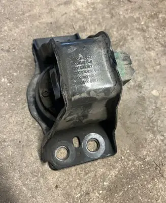 Renault Megane II Engine mount bracket 8200592642 8200780780 8200549046