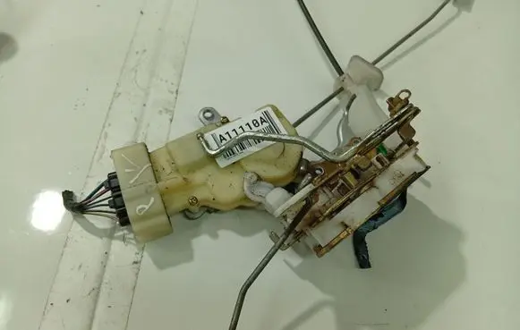 Toyota Yaris Front door lock 