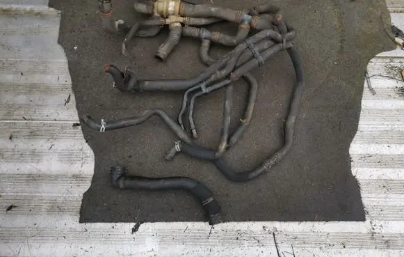 Engine coolant pipe/hose