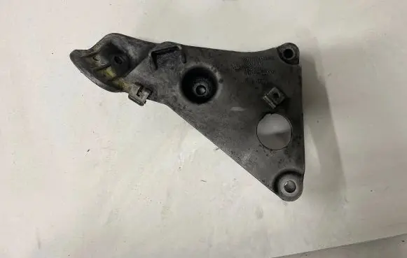 BMW 5 E60 E61 Engine mounting bracket 6777053