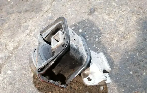 Citroen C4 I Engine mount bracket 9637060080