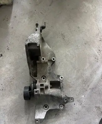 Volkswagen PASSAT B6 Generator/alternator bracket 03L903143D