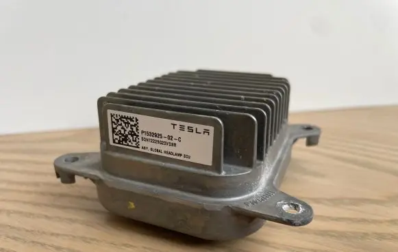 Tesla Model 3 Headlight ballast module Xenon P1532925C P1532925