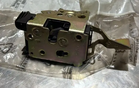 Peugeot Boxer Front door lock 9136A7