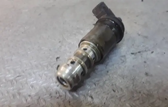BMW 1 E81 E87 Camshaft vanos timing valve 13150137