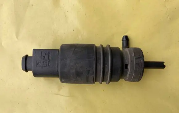 Mercedes-Benz C W203 Windscreen/windshield washer pump A2218690121
