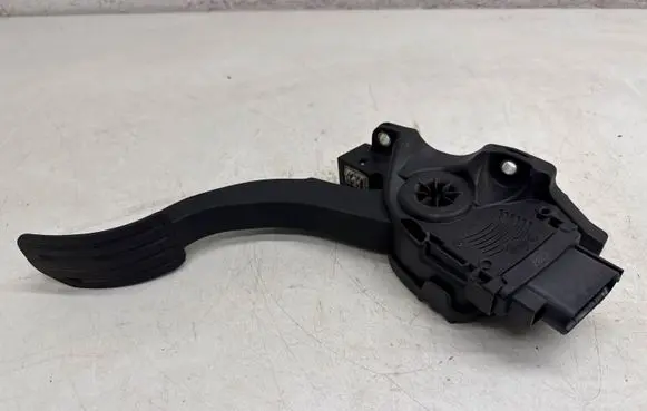 Volvo XC70 Accelerator throttle pedal 6G929F836BD