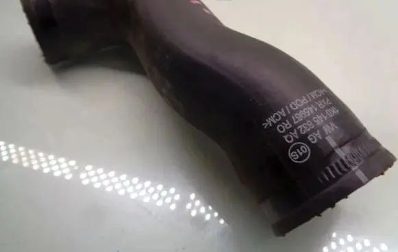 Volkswagen Touran II Coolant pipe/hose 