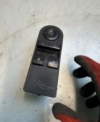 Opel Zafira B Quarter vent window switch 233