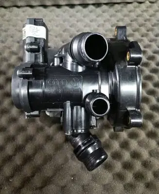 Volkswagen Golf VII Thermostat housing 06L121111M