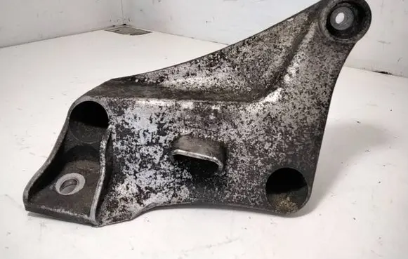 BMW 5 E39 Engine mounting bracket 6750441